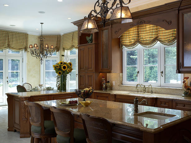 Example of a transitional home design design in Minneapolis