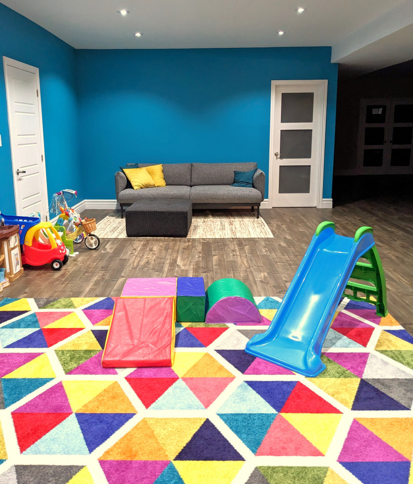 Inspiration pour une grande chambre d'enfant de 4 à 10 ans design avec un mur bleu, moquette et un sol multicolore.