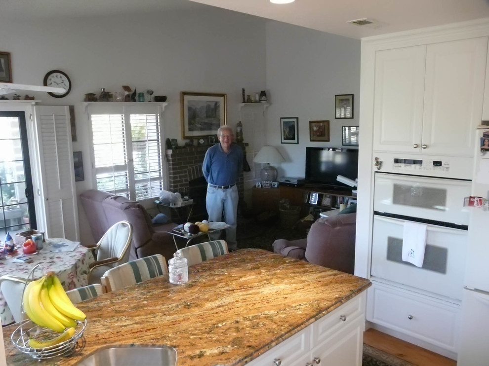 Home design - mid-sized transitional home design idea in San Diego
