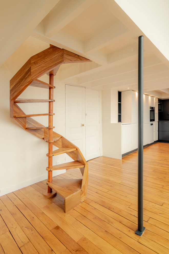Aménagement d'un escalier courbe moderne avec des marches en bois.