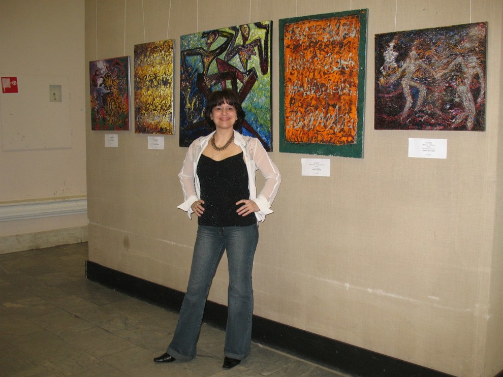 На фоне картин Лики Волчек