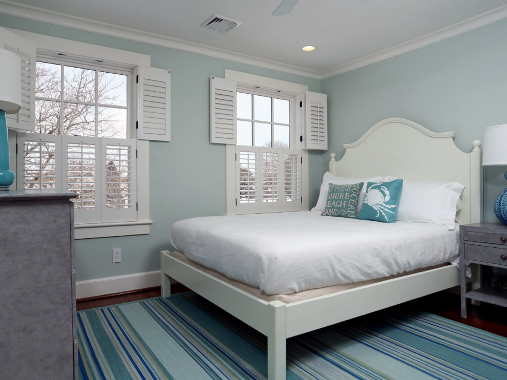 Imagen de dormitorio principal costero con paredes azules y suelo azul