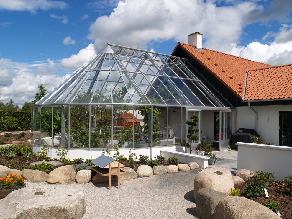 This is an example of a tropical sunroom in Aarhus.