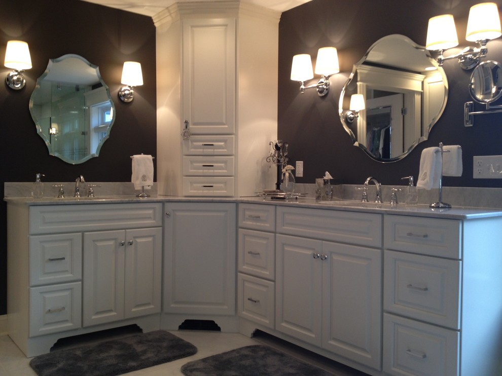Example of a transitional home design design in Boston