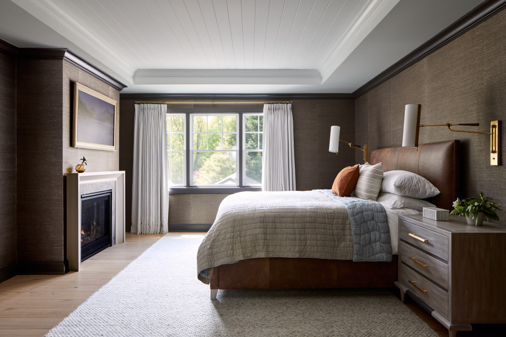 Country Schlafzimmer mit brauner Wandfarbe, braunem Holzboden, braunem Boden, Holzdielendecke, eingelassener Decke und Tapetenwänden in New York