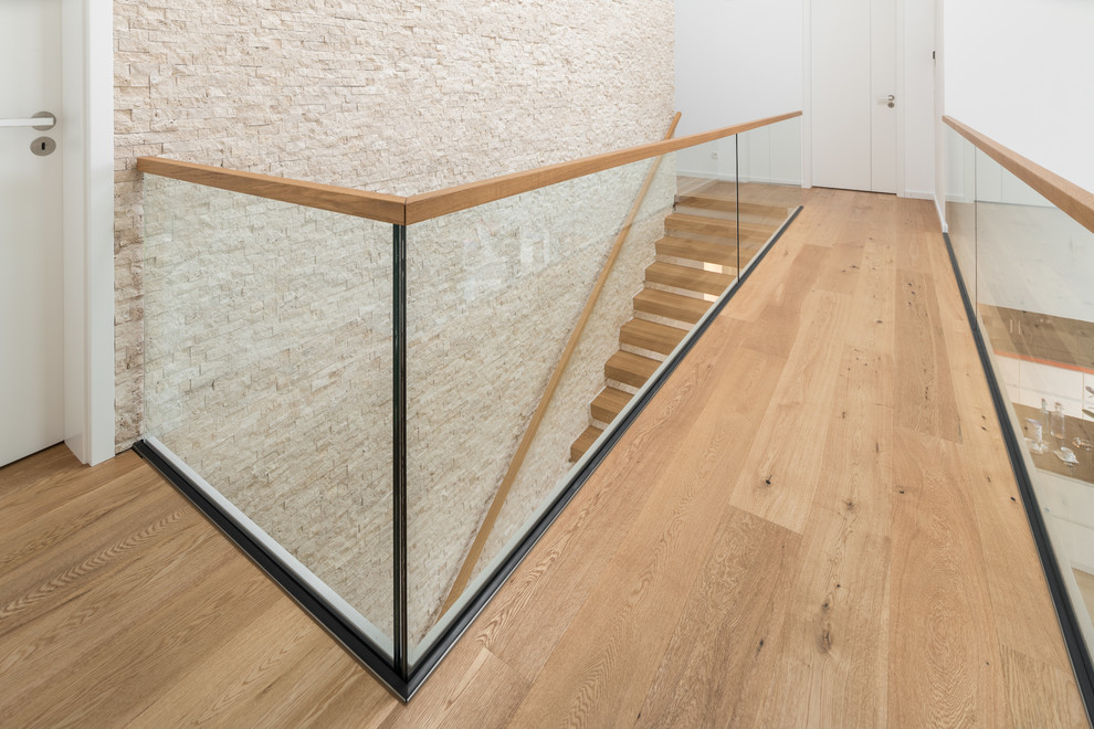 Стильный дизайн: огромная прямая лестница в современном стиле с деревянными ступенями и деревянными перилами - последний тренд