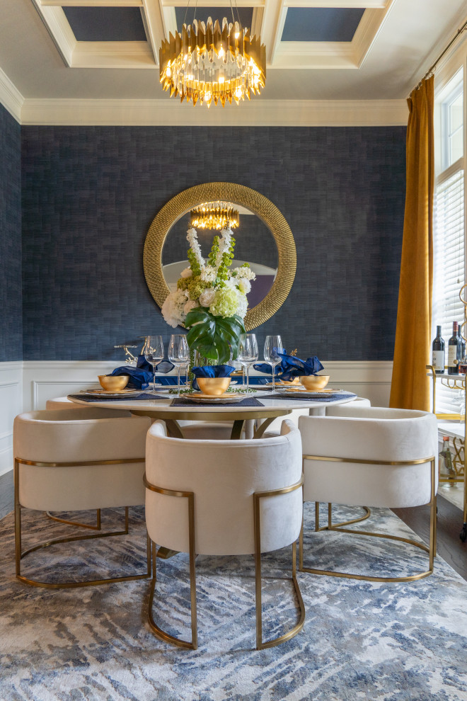 Idee per una sala da pranzo aperta verso la cucina contemporanea di medie dimensioni con pareti blu, parquet scuro, soffitto a cassettoni e carta da parati