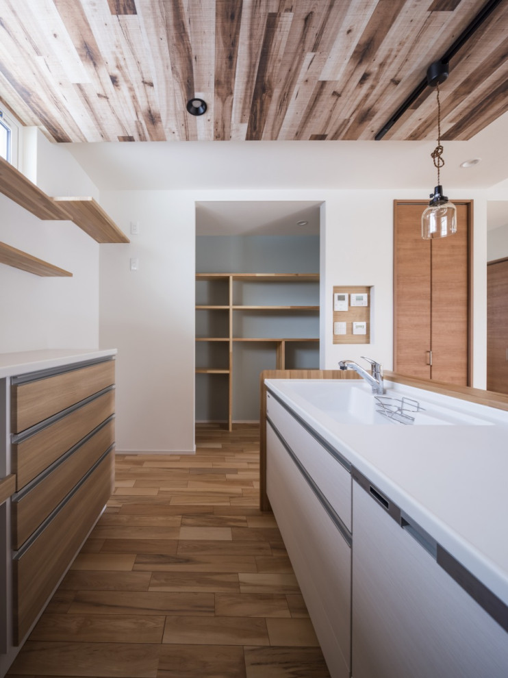Idéer för ett mellanstort modernt vit linjärt kök och matrum, med en integrerad diskho, luckor med profilerade fronter, bruna skåp, bänkskiva i koppar, vitt stänkskydd, ljust trägolv och brunt golv