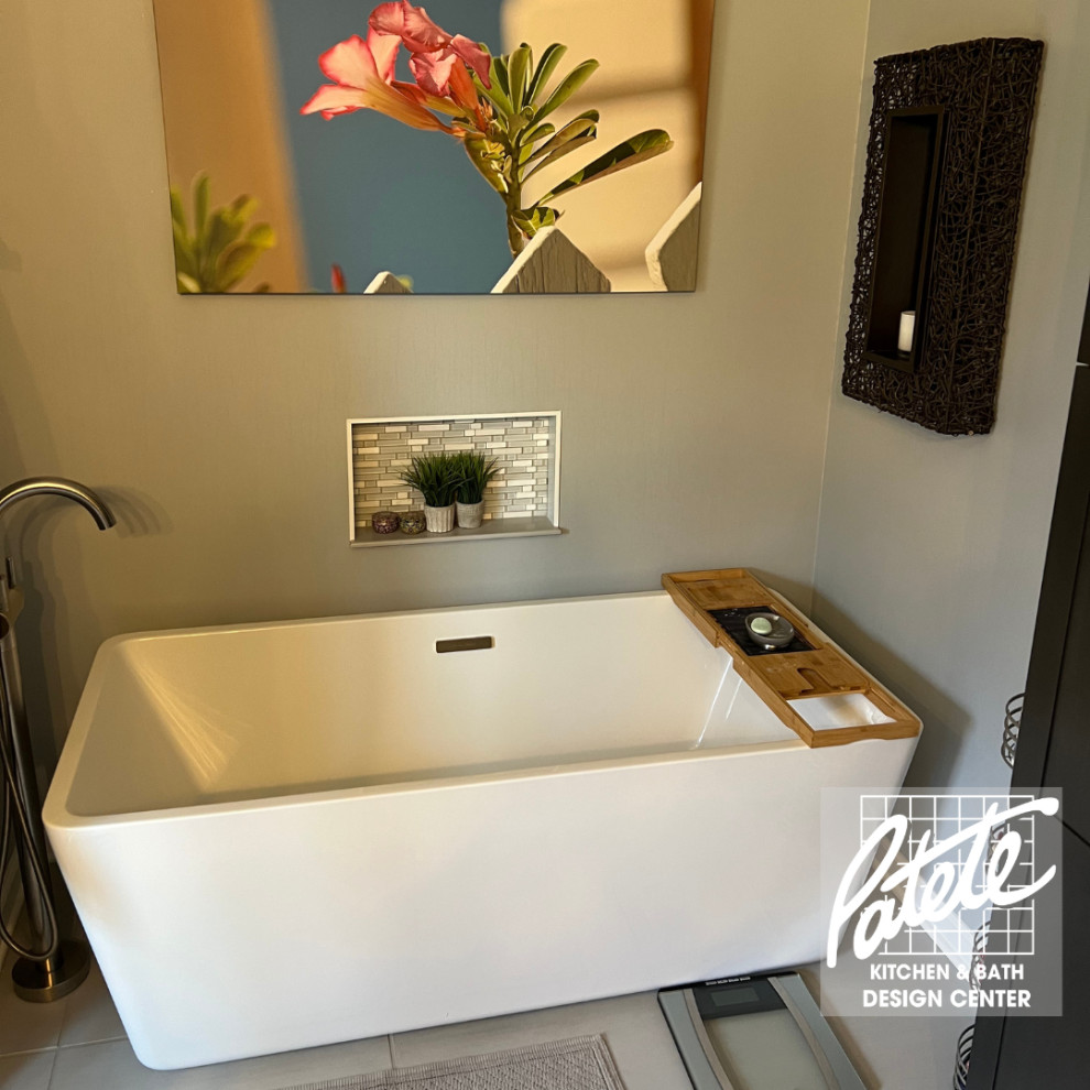 Ejemplo de cuarto de baño tradicional renovado con bañera exenta