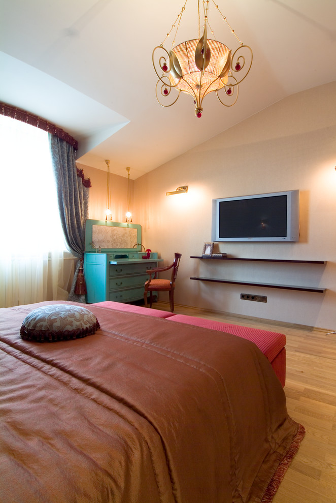 Спальня в бирюзово-красных цветах