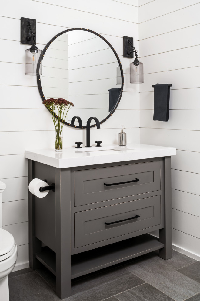 Exempel på ett mellanstort lantligt vit vitt toalett, med skåp i shakerstil, grå skåp, vita väggar, klinkergolv i porslin, ett undermonterad handfat, bänkskiva i kvarts och grått golv