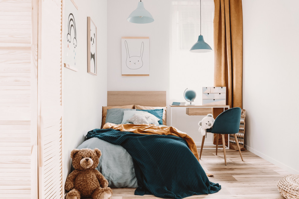 Idéer för ett mellanstort modernt pojkrum kombinerat med sovrum och för 4-10-åringar, med vita väggar, laminatgolv och flerfärgat golv