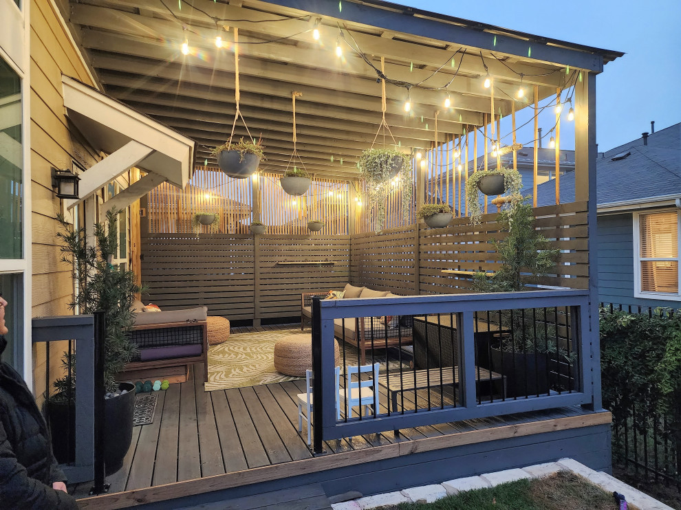 Foto de terraza planta baja contemporánea pequeña en patio trasero con privacidad, pérgola y barandilla de madera