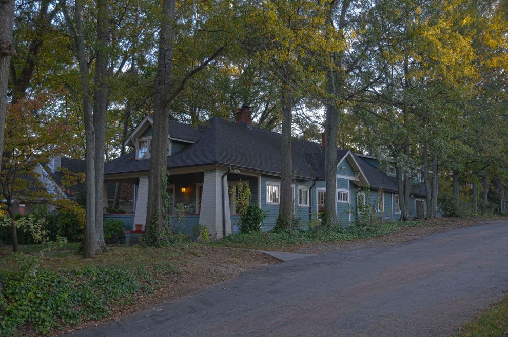 Design ideas for a traditional one-storey exterior in Atlanta.