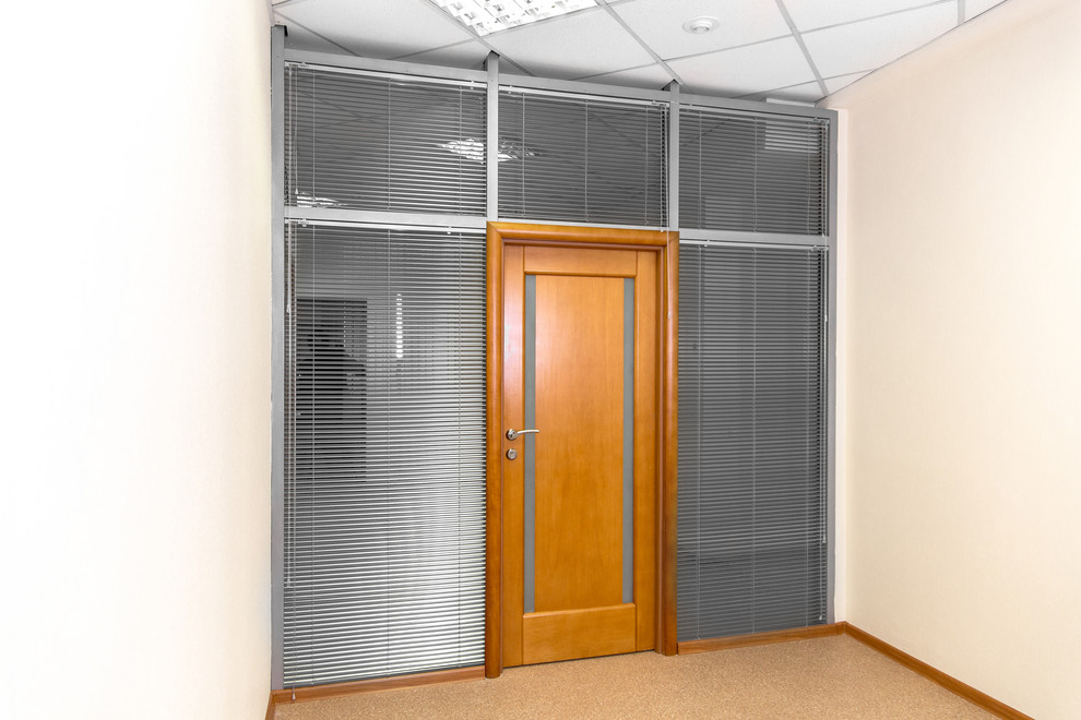 Горизонтальные жалюзи в офис