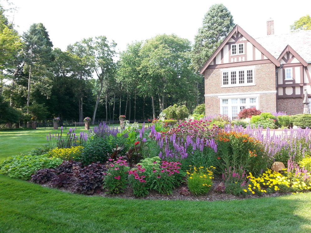 Inspiration for a mid-sized traditional backyard full sun garden for summer in Grand Rapids.