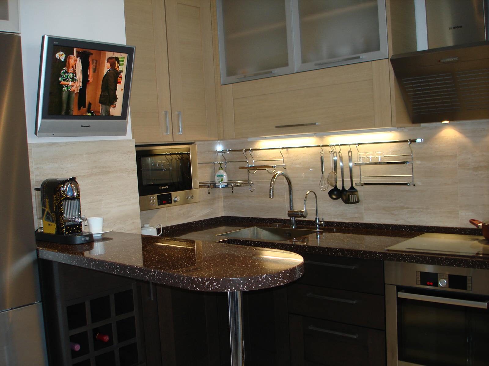 Кухня с барной стойкой