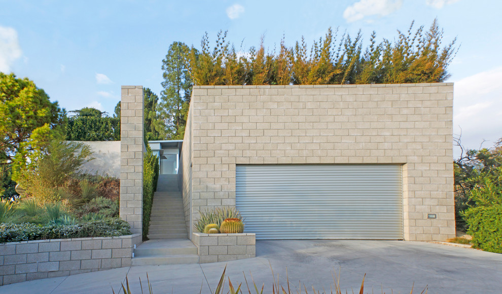 Design ideas for a modern garage in Los Angeles.