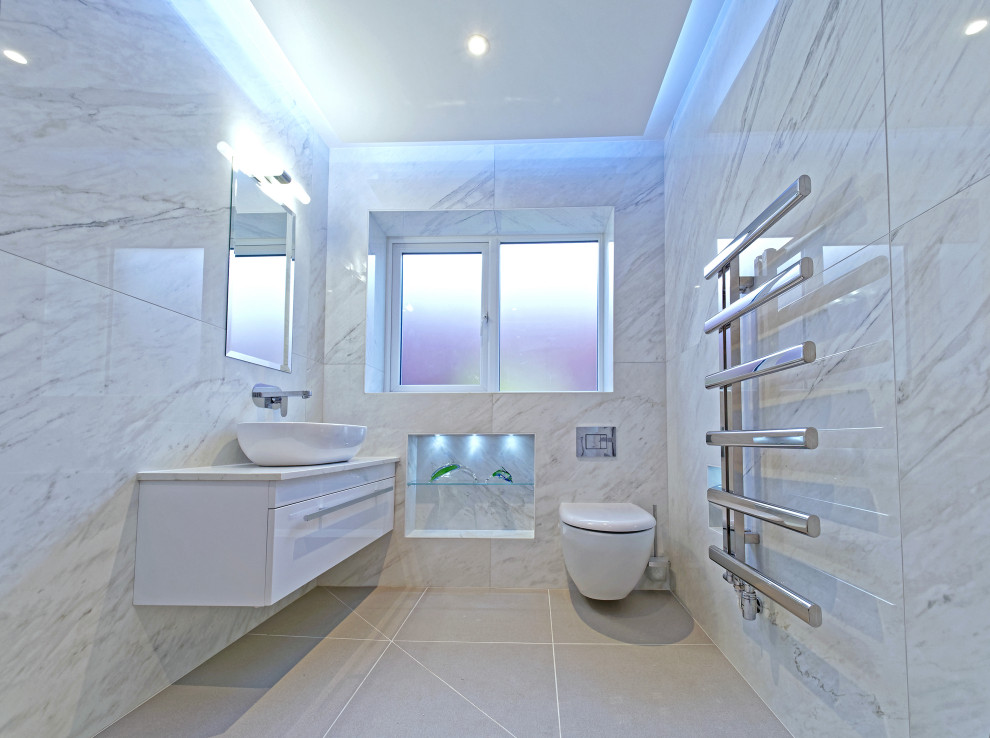 Источник вдохновения для домашнего уюта: маленькая ванная комната в стиле модернизм с душевой комнатой, инсталляцией, белой плиткой, керамогранитной плиткой, белыми стенами, полом из керамогранита, душевой кабиной, подвесной раковиной, мраморной столешницей, серым полом, открытым душем, белой столешницей, нишей и многоуровневым потолком для на участке и в саду