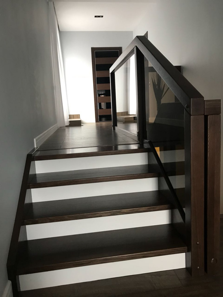 Обшивка бетонного марша массивом ясеня+стеклянное ограждение