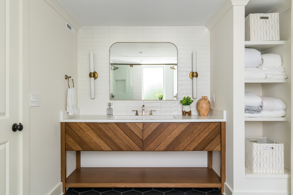 Imagen de cuarto de baño tradicional renovado grande con paredes blancas, suelo vinílico, suelo beige y papel pintado