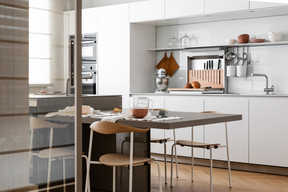 Geschlossene, Zweizeilige, Mittelgroße Moderne Küche mit flächenbündigen Schrankfronten, Küchenrückwand in Weiß, braunem Holzboden, Kücheninsel und braunem Boden in Neapel