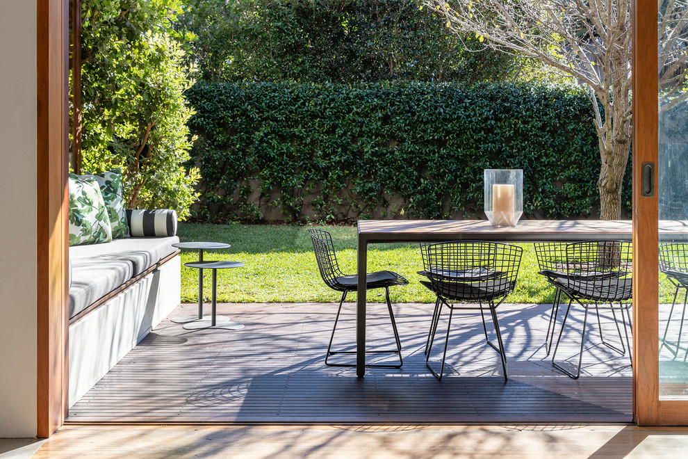 Design ideas for a contemporary patio in Sydney.