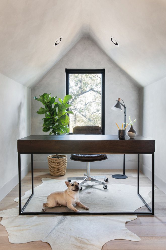 Ispirazione per un piccolo ufficio minimalista con pareti grigie, parquet chiaro, scrivania autoportante e pavimento beige