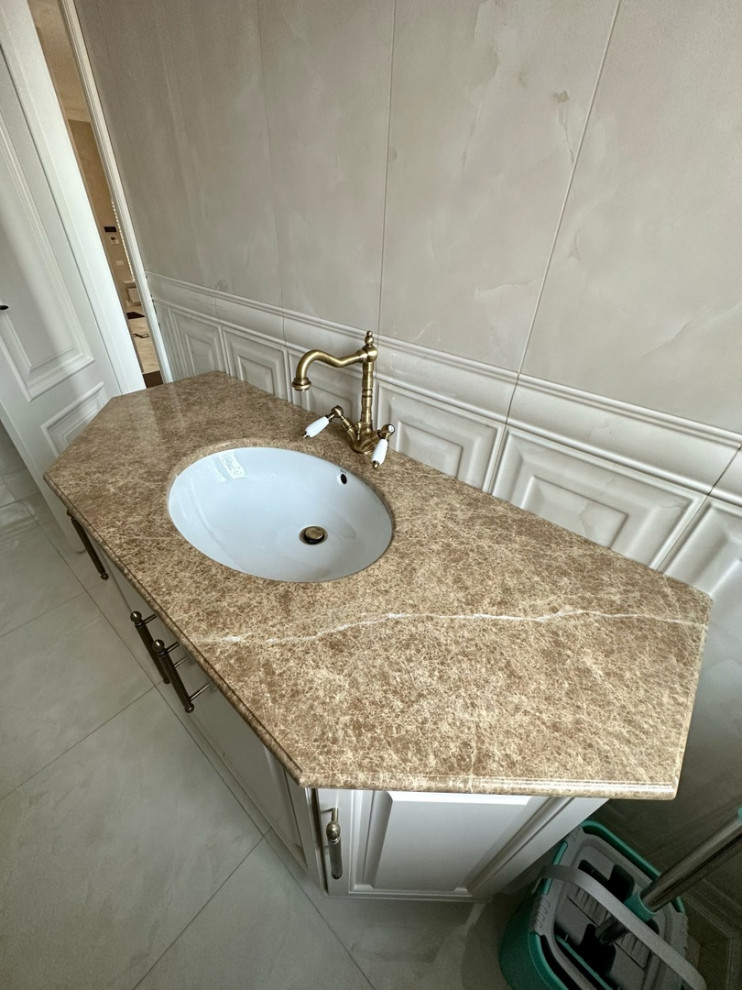Столешница из мрамора в ванной комнате