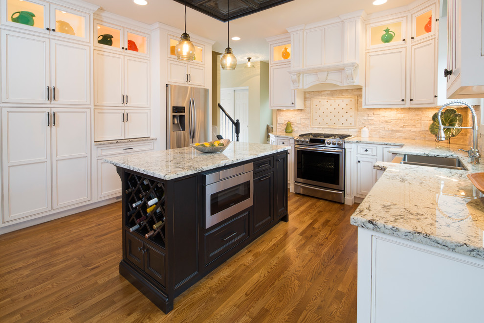 Transitional kitchen photo in Dallas