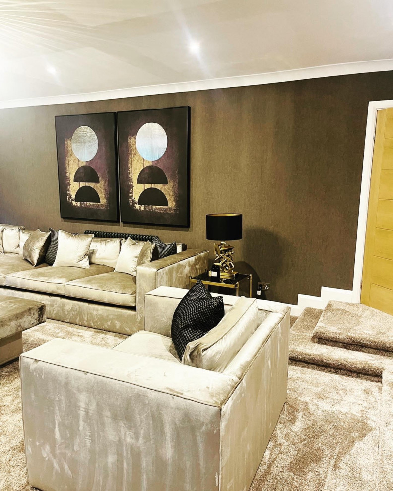 На фото: большая гостиная комната:: освещение в стиле модернизм с коричневыми стенами, ковровым покрытием, коричневым полом и обоями на стенах
