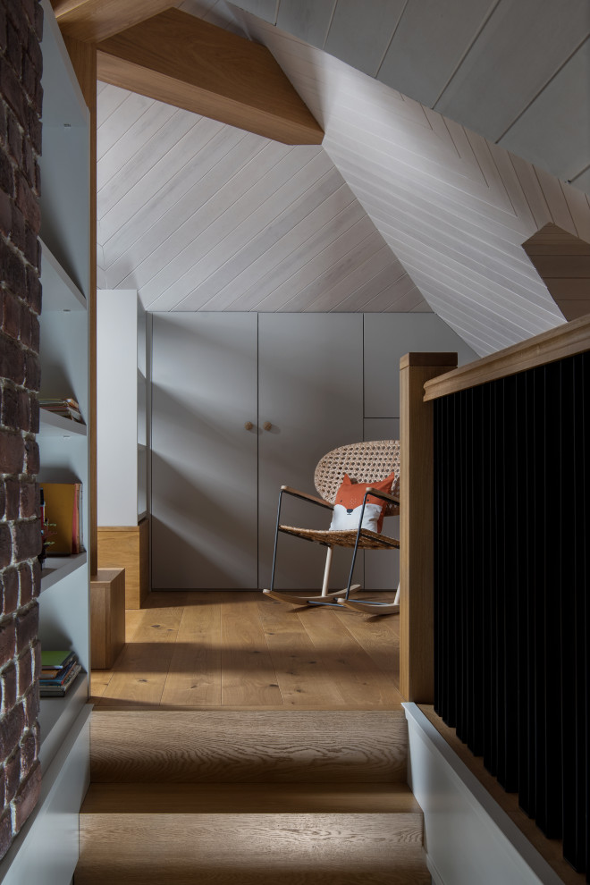 Inspiration pour une chambre d'enfant design en bois de taille moyenne avec un bureau, un mur gris, un sol en bois brun, un sol beige et un plafond décaissé.