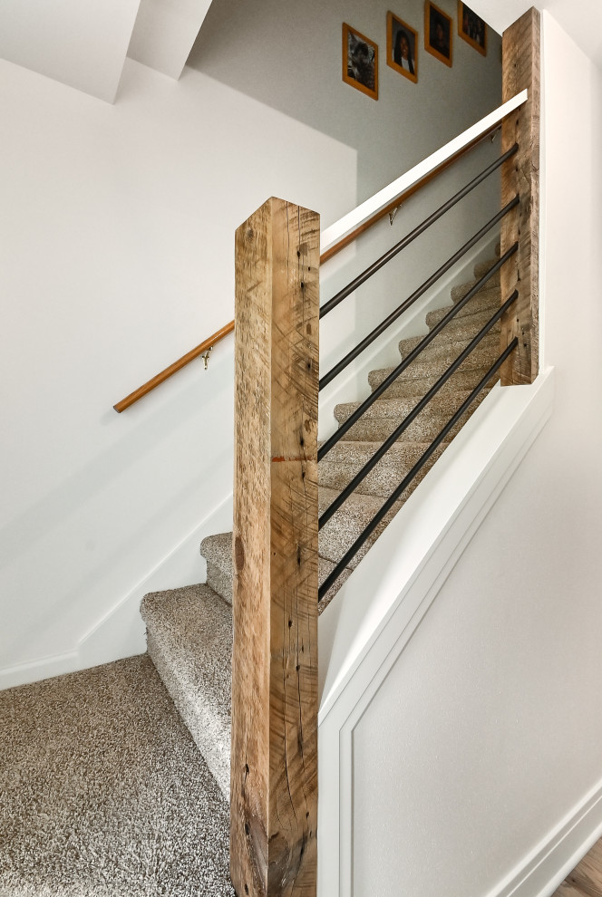 Bild på en mellanstor lantlig rak trappa, med heltäckningsmatta, sättsteg med heltäckningsmatta och räcke i metall
