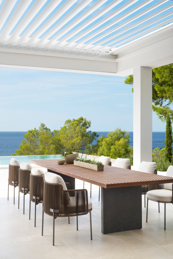 Design ideas for a contemporary patio in Palma de Mallorca with a pergola.