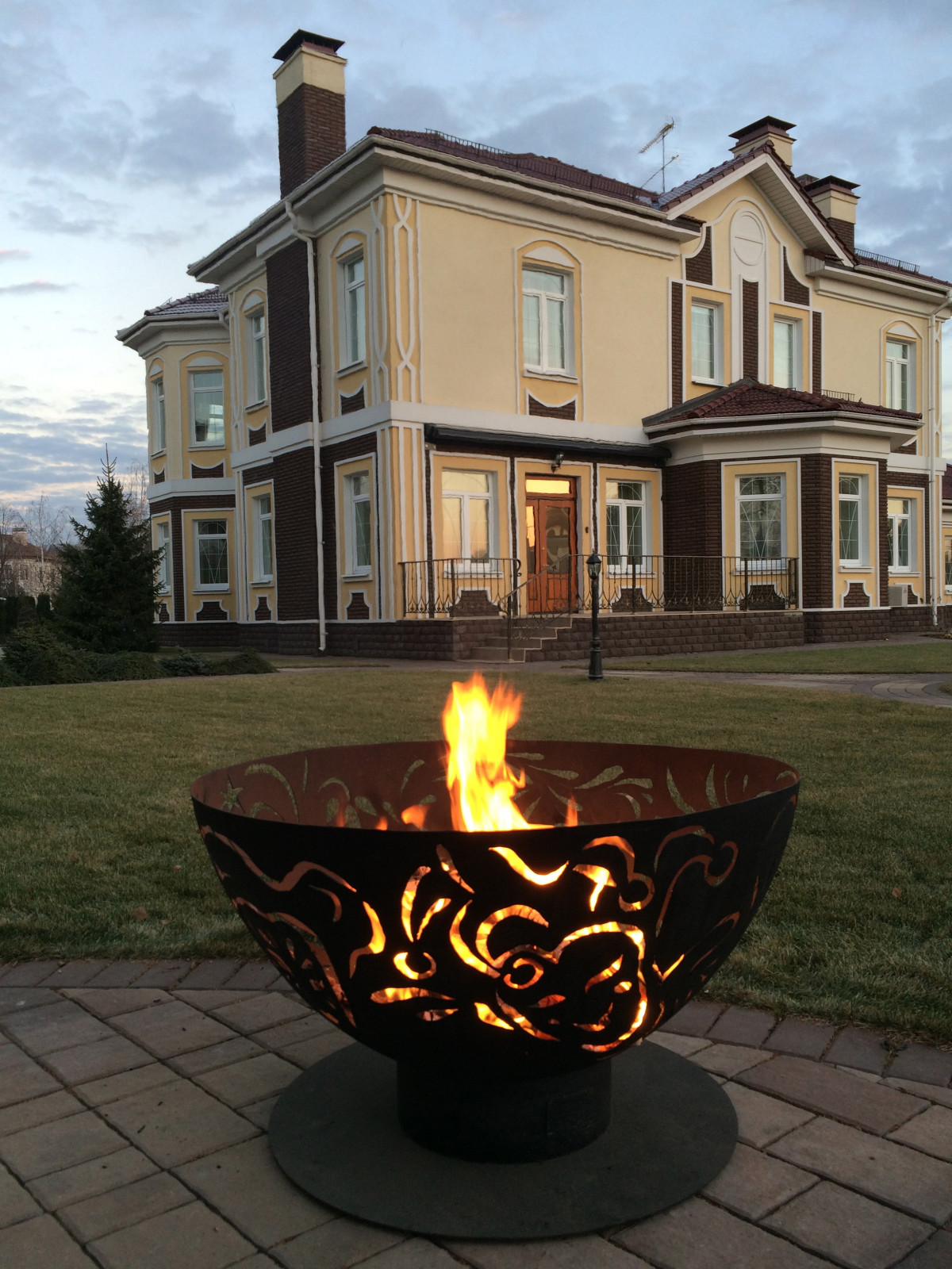 Уличный очаг "Венецианские маски"