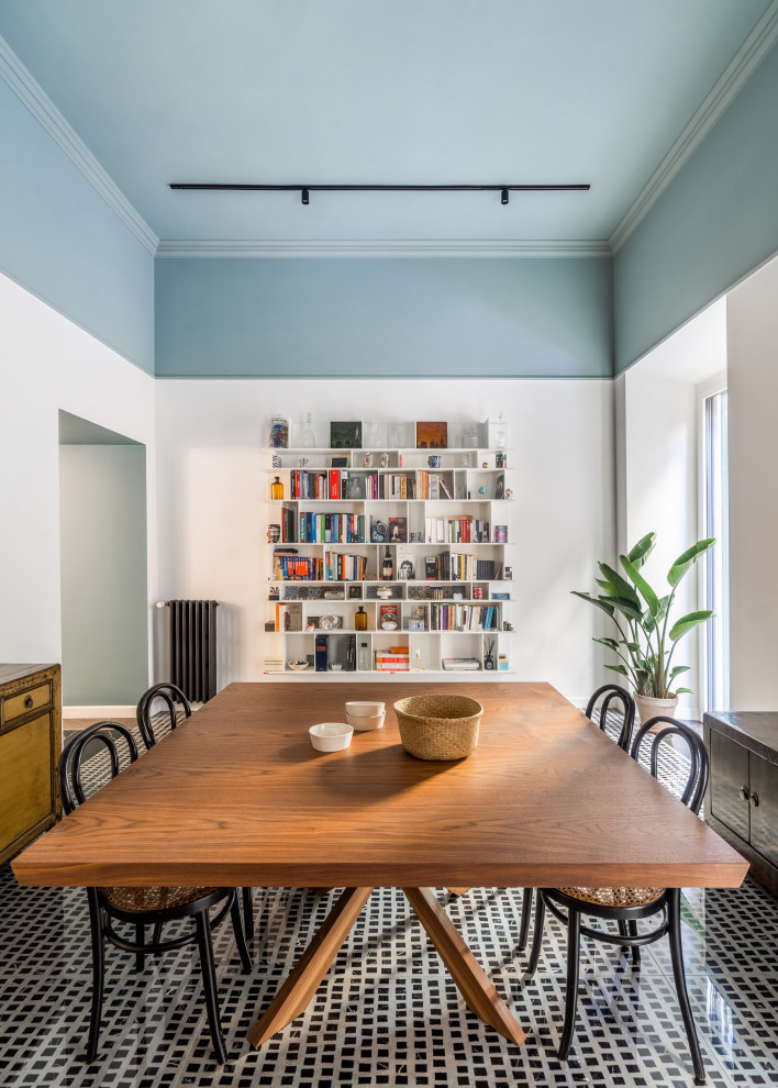 Ispirazione per una grande sala da pranzo aperta verso il soggiorno contemporanea con pareti blu e pavimento in gres porcellanato