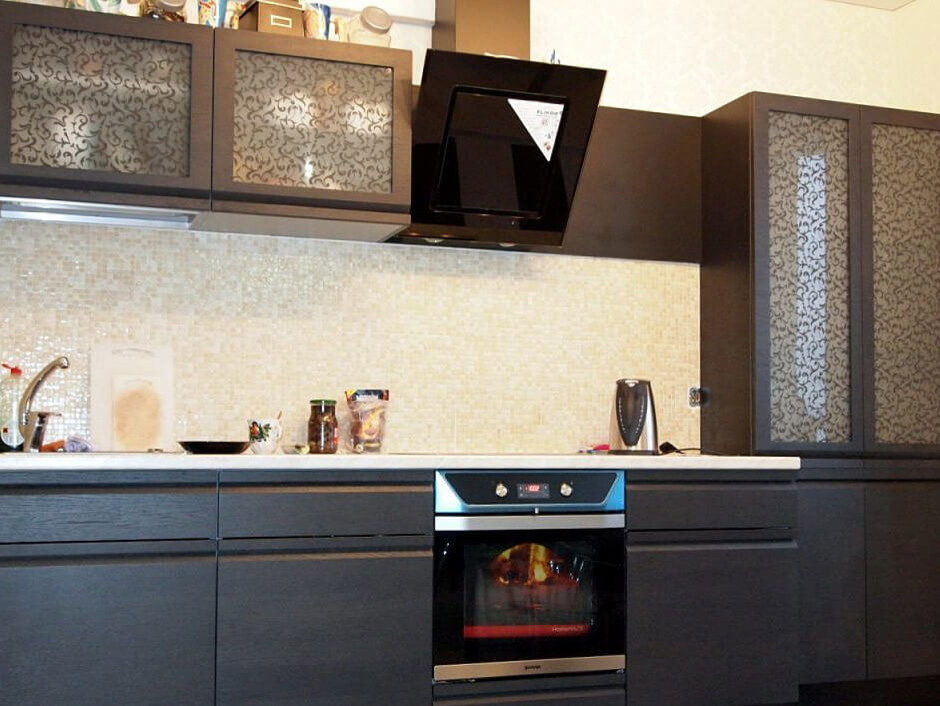 Кухня Пиано с интегрированной ручкой в фасад. Материал шпонированный МДФ