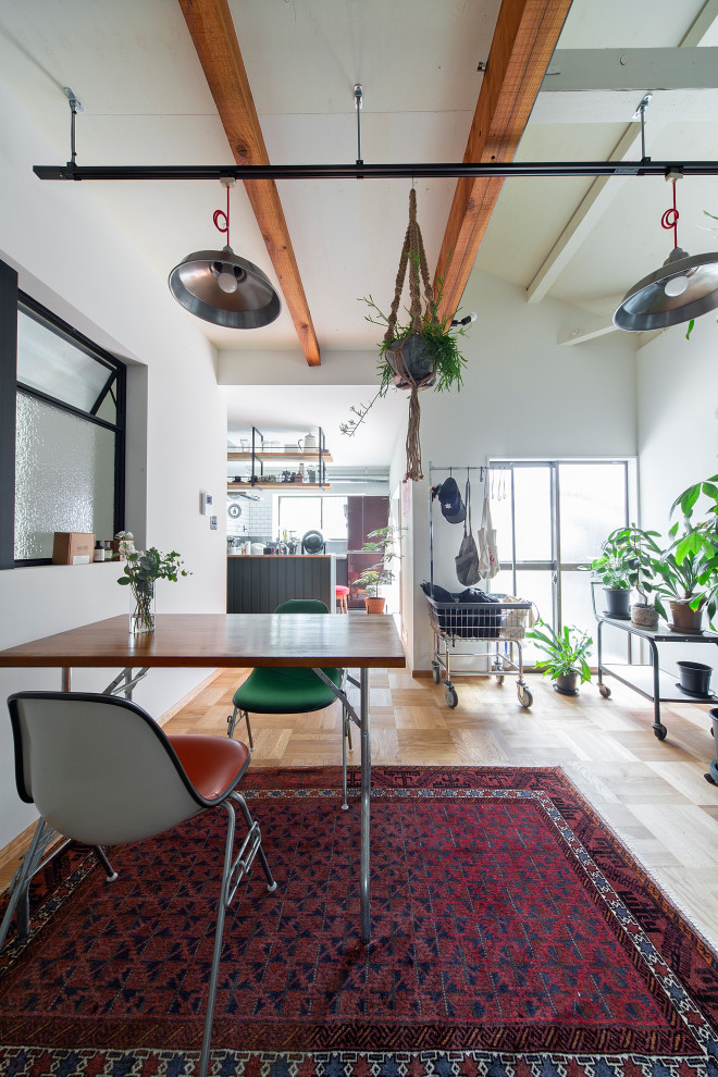 大阪にある中くらいなミッドセンチュリースタイルのおしゃれなLDK (白い壁、無垢フローリング、暖炉なし、茶色い床) の写真