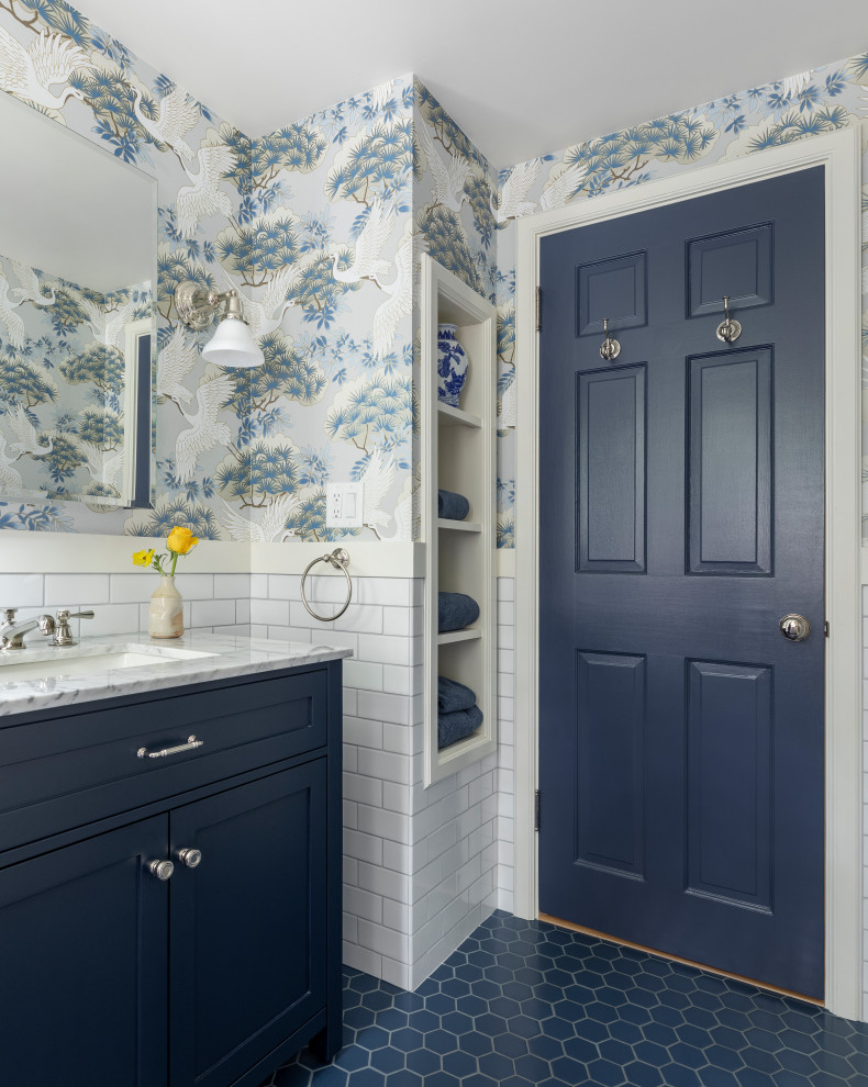 Пример оригинального дизайна: маленькая ванная комната в классическом стиле с фасадами в стиле шейкер, синими фасадами, ванной в нише, душем над ванной, раздельным унитазом, белой плиткой, плиткой кабанчик, разноцветными стенами, полом из керамической плитки, врезной раковиной, столешницей из искусственного кварца, синим полом, шторкой для ванной, белой столешницей, нишей, тумбой под одну раковину, напольной тумбой и обоями на стенах для на участке и в саду