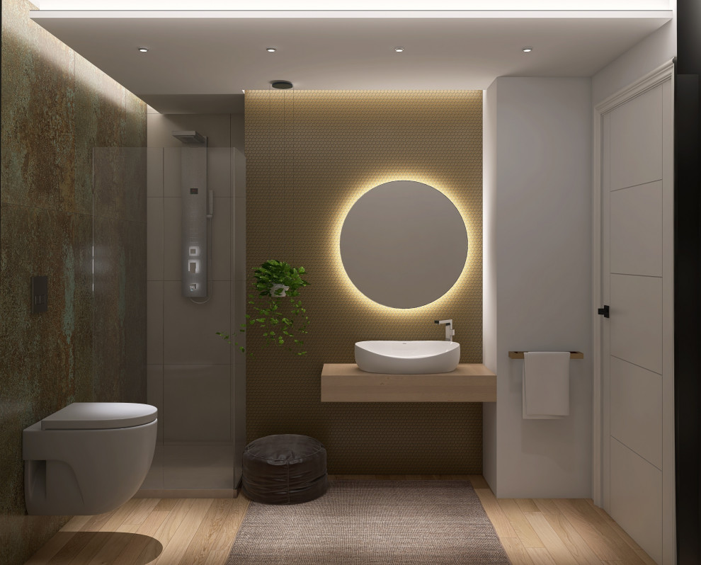Modern inredning av ett litet badrum med dusch, med släta luckor, skåp i ljust trä, en vägghängd toalettstol, gul kakel, mosaik, bruna väggar, mellanmörkt trägolv, ett fristående handfat och träbänkskiva