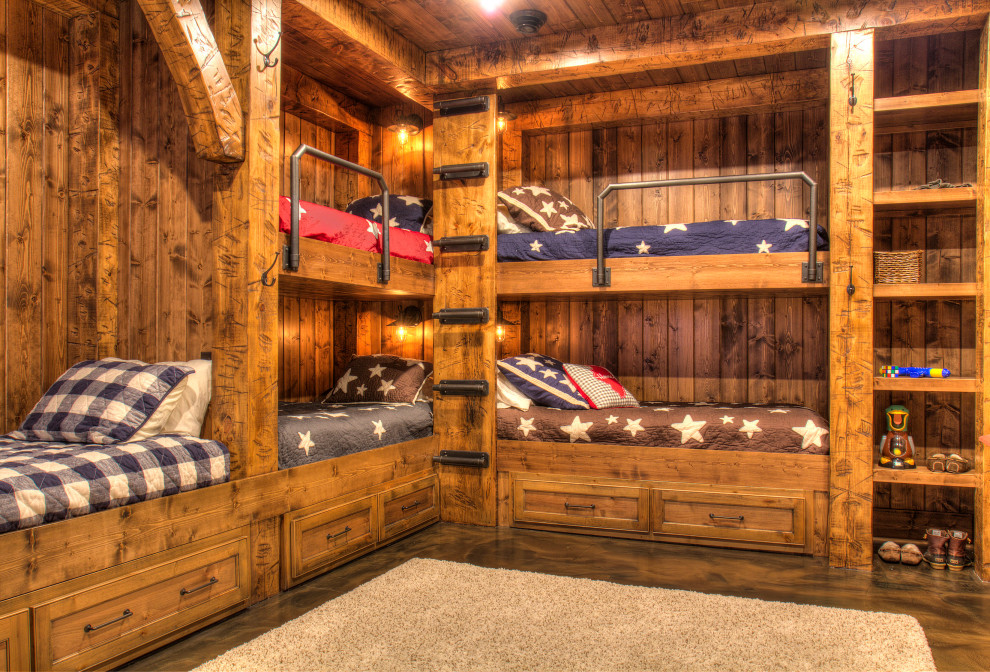 Idée de décoration pour une chambre d'enfant chalet en bois de taille moyenne avec un mur marron, sol en béton ciré, un sol marron et un plafond en bois.