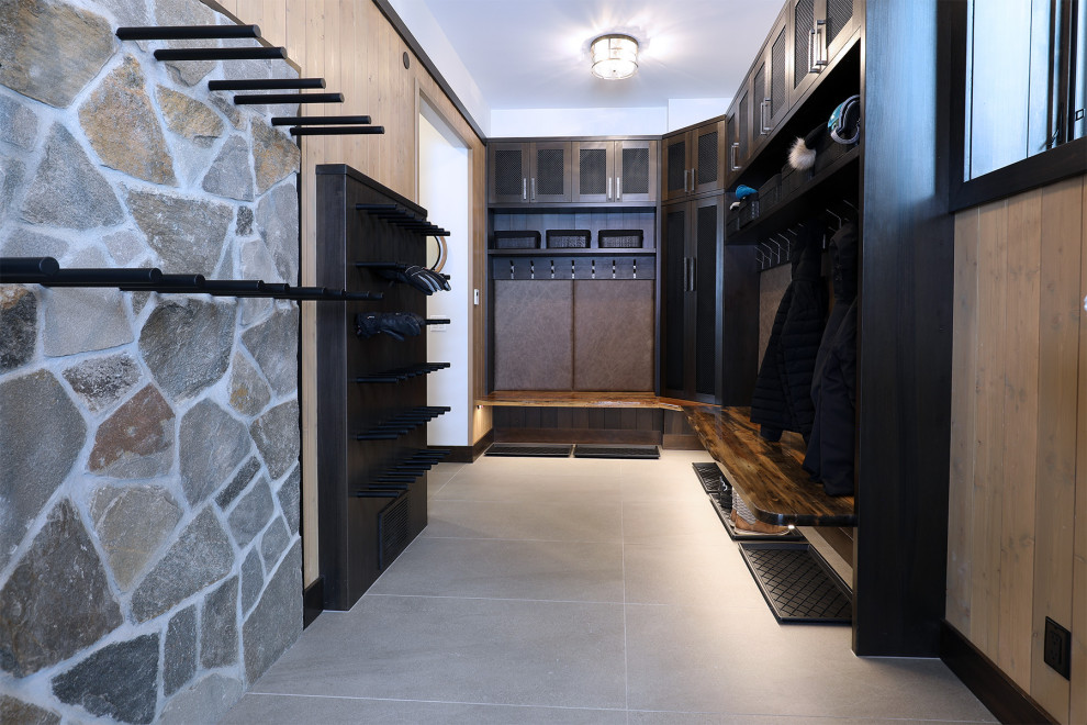 Example of a mountain style entryway design in Vancouver