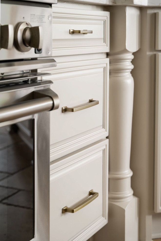 Kitchen - transitional kitchen idea in Indianapolis