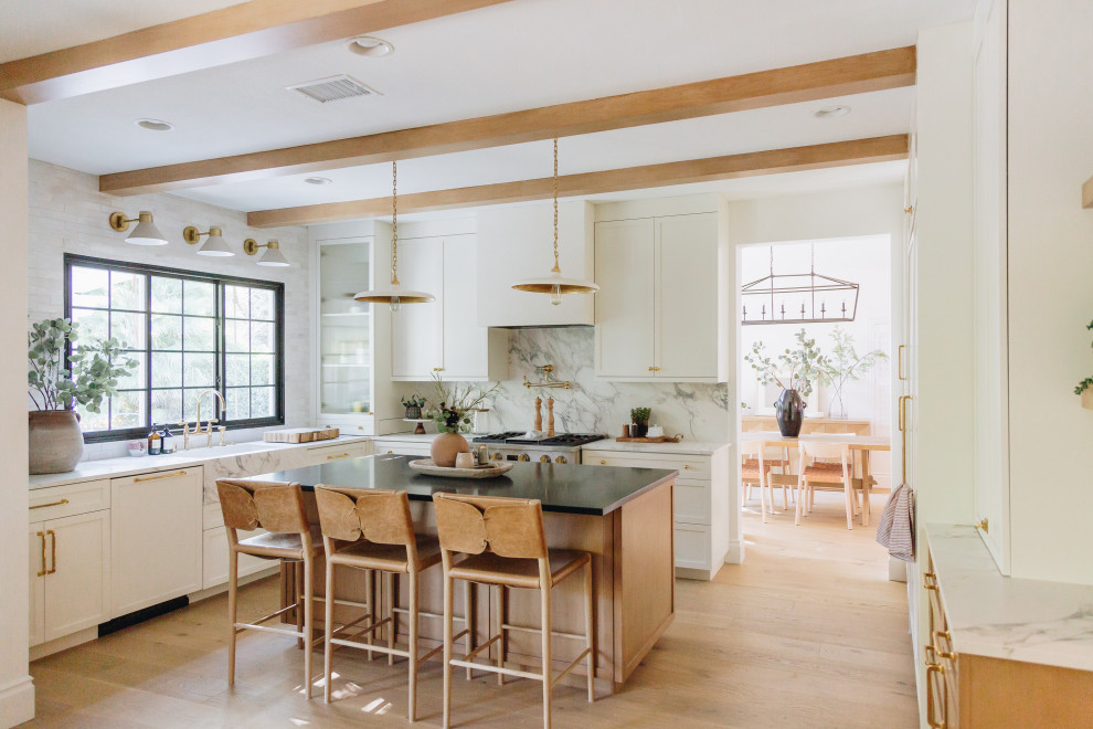 Photo of a transitional kitchen in Los Angeles.