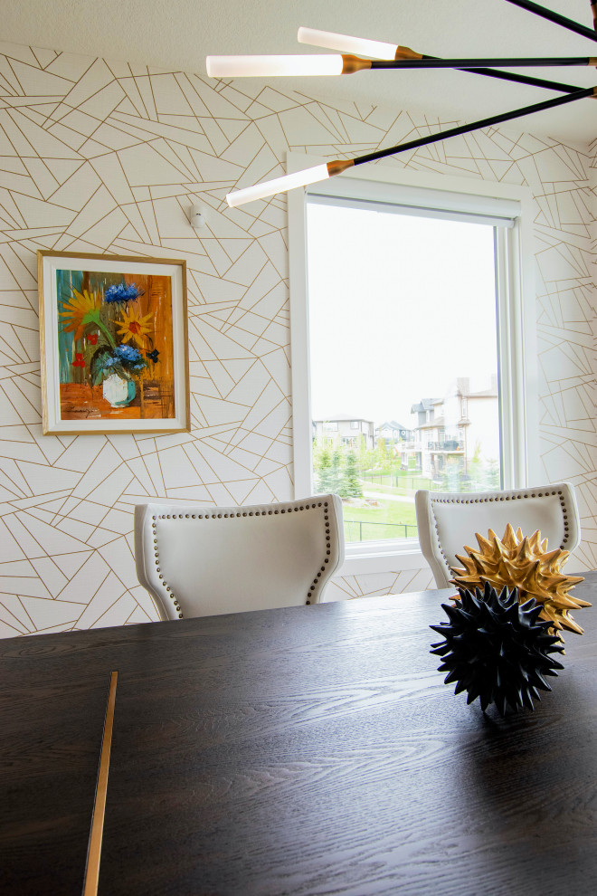 Immagine di una sala da pranzo aperta verso la cucina moderna di medie dimensioni con pareti bianche, parquet chiaro, pavimento marrone e carta da parati
