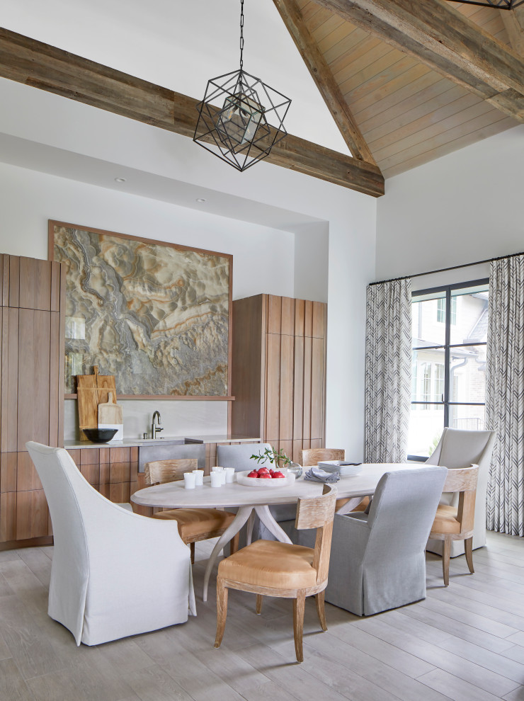 Ispirazione per una sala da pranzo aperta verso il soggiorno tradizionale con pareti bianche, parquet chiaro, pavimento beige, travi a vista, soffitto a volta e soffitto in legno