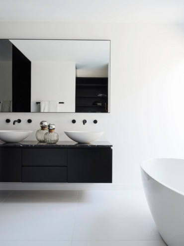 Inspiration for a contemporary bathroom in Sydney.