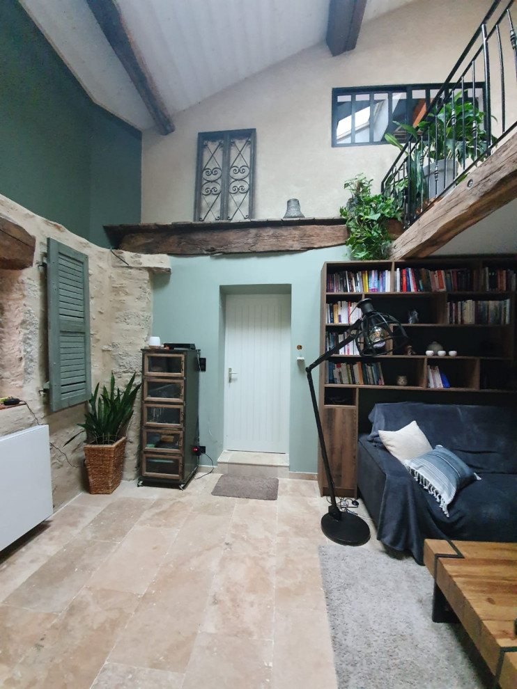 Mittelgroße Bibliothek im Loft-Stil mit grüner Wandfarbe, TV-Wand, Steinwänden, Laminat, grauem Boden und Holzdielendecke in Sonstige
