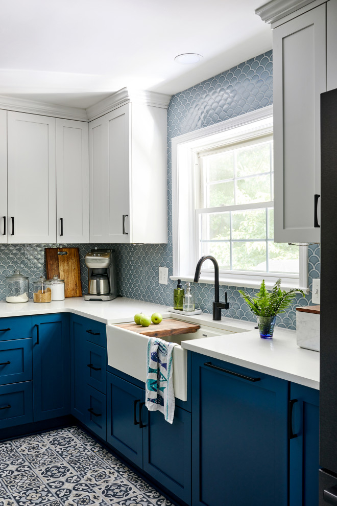 Foto de cocina clásica renovada con fregadero sobremueble, puertas de armario azules, salpicadero azul, electrodomésticos negros, una isla, suelo azul y encimeras blancas