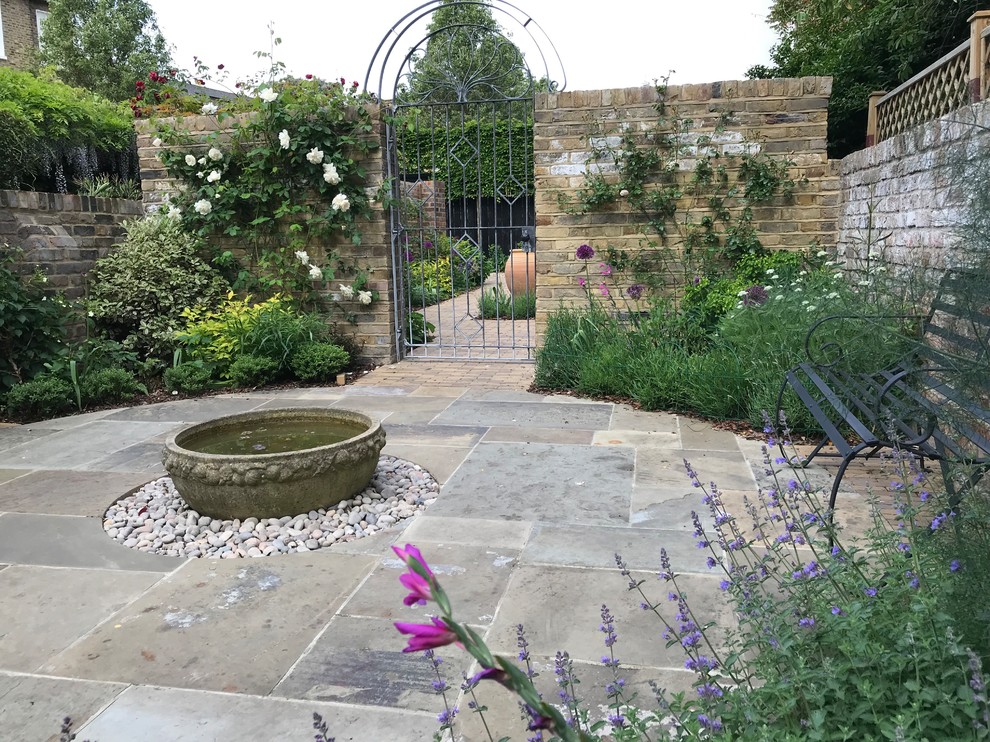 Design ideas for a mid-sized contemporary backyard garden in London.